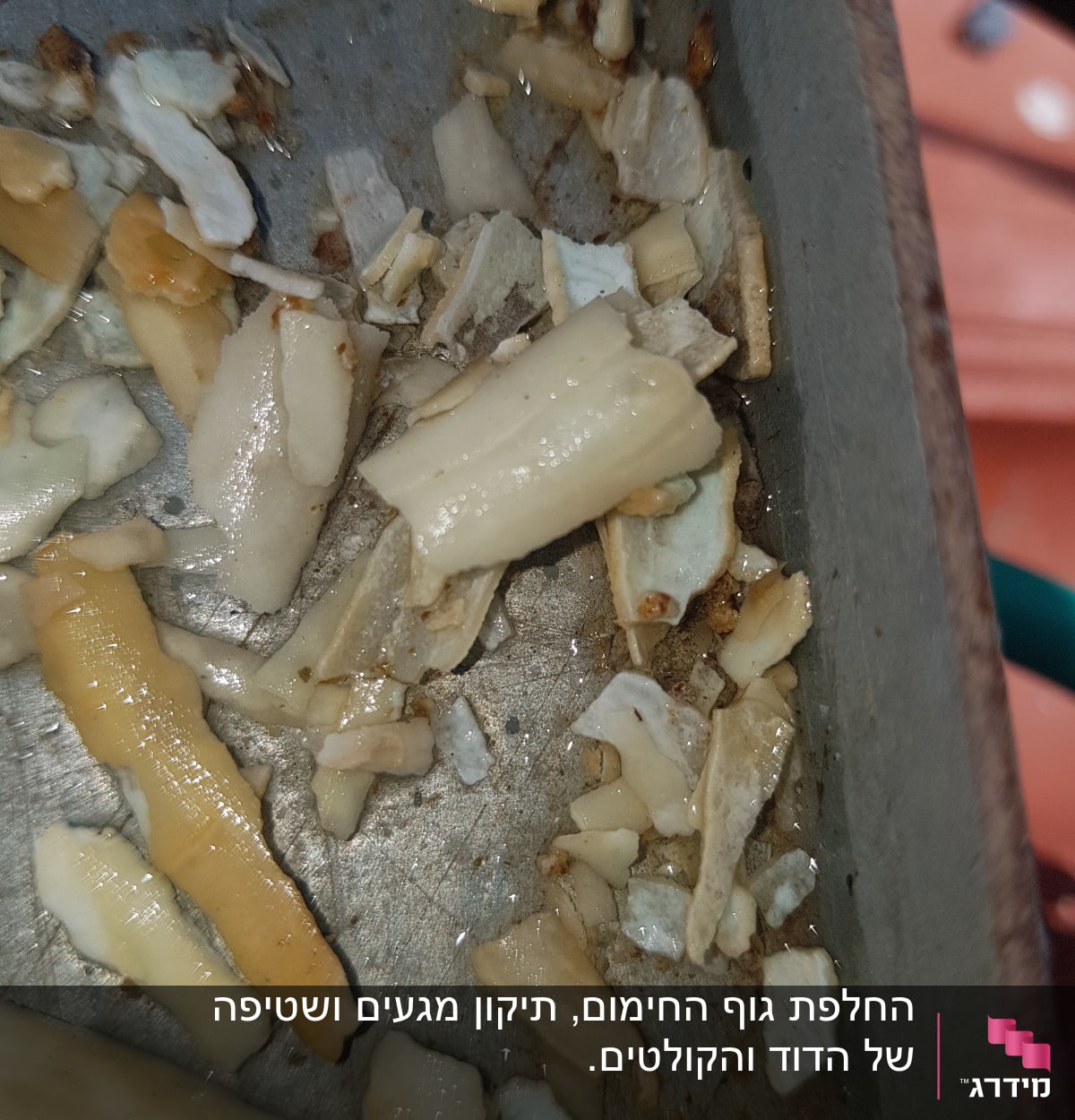 חלקי אבנית בתוך דוד שמש